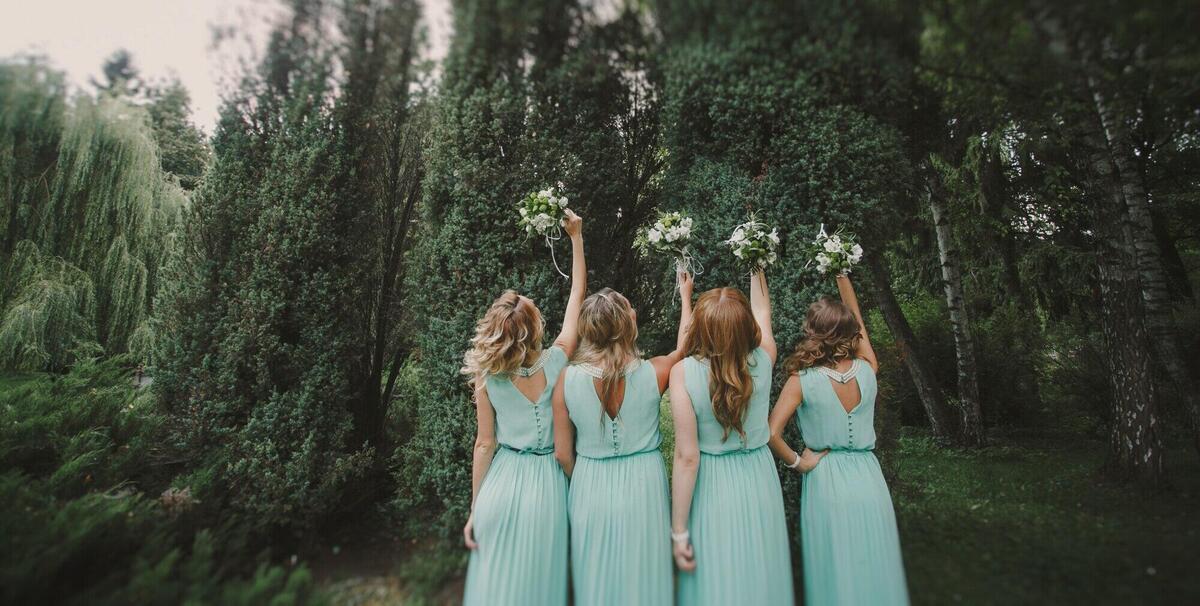 Bridemaids with bouquets high